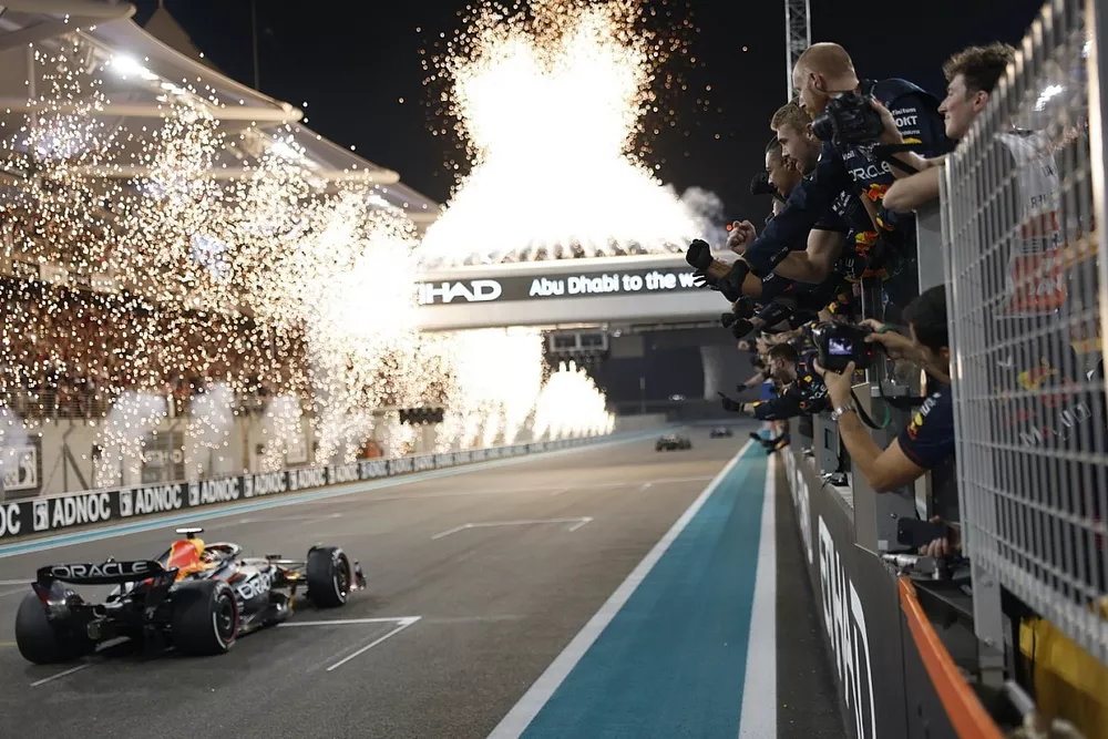 Fuegos artificiales y el ganador Max Verstappen, Red Bull Racing RB19