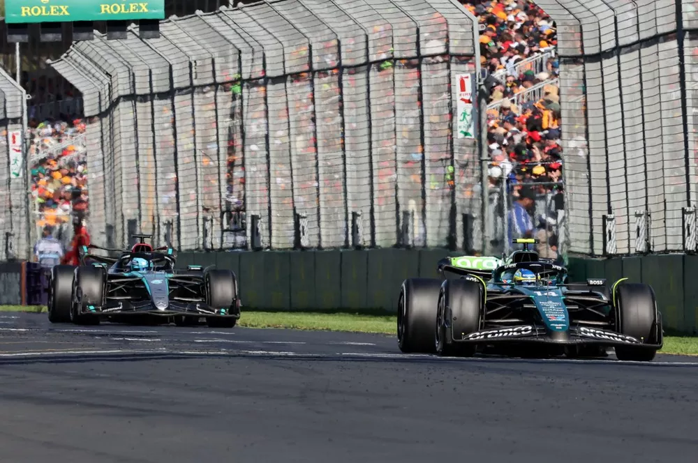 Fernando Alonso, Aston Martin AMR24, devant George Russell, Mercedes F1 W15