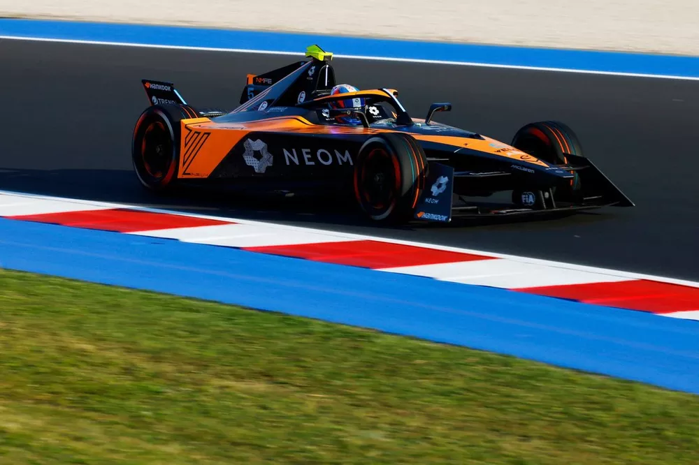 Jake Hughes, McLaren, e-4ORCE 04