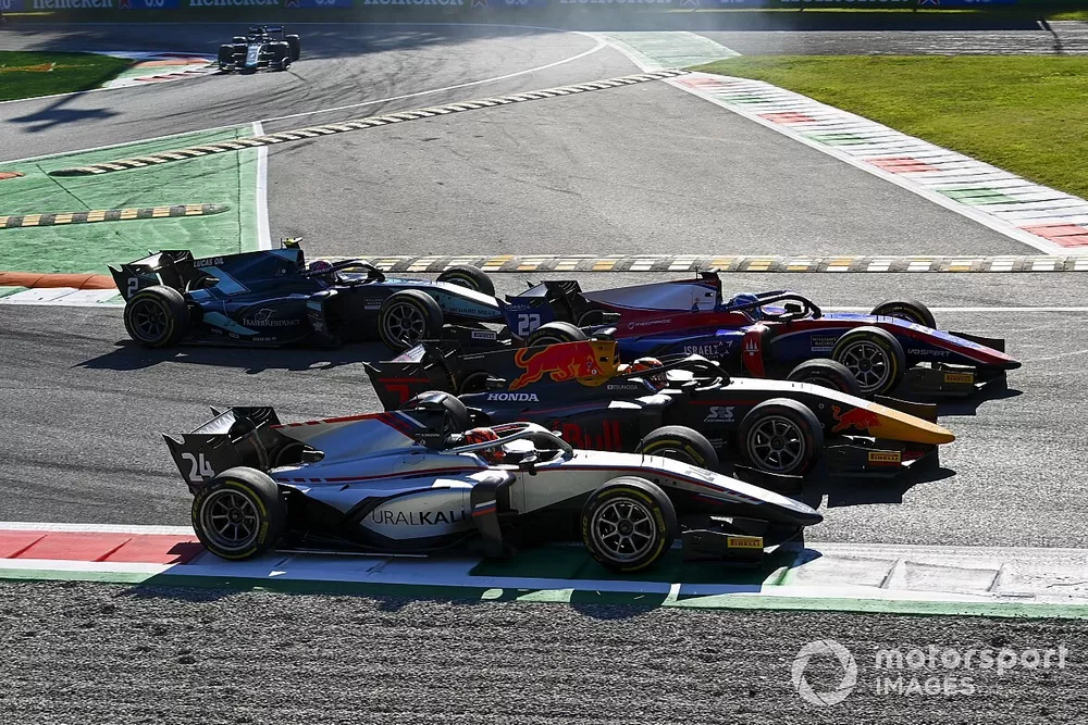 Nikita Mazepin, Hitech Grand Prix, Yuki Tsunoda, Carlin et Roy Nissany, Trident se battent