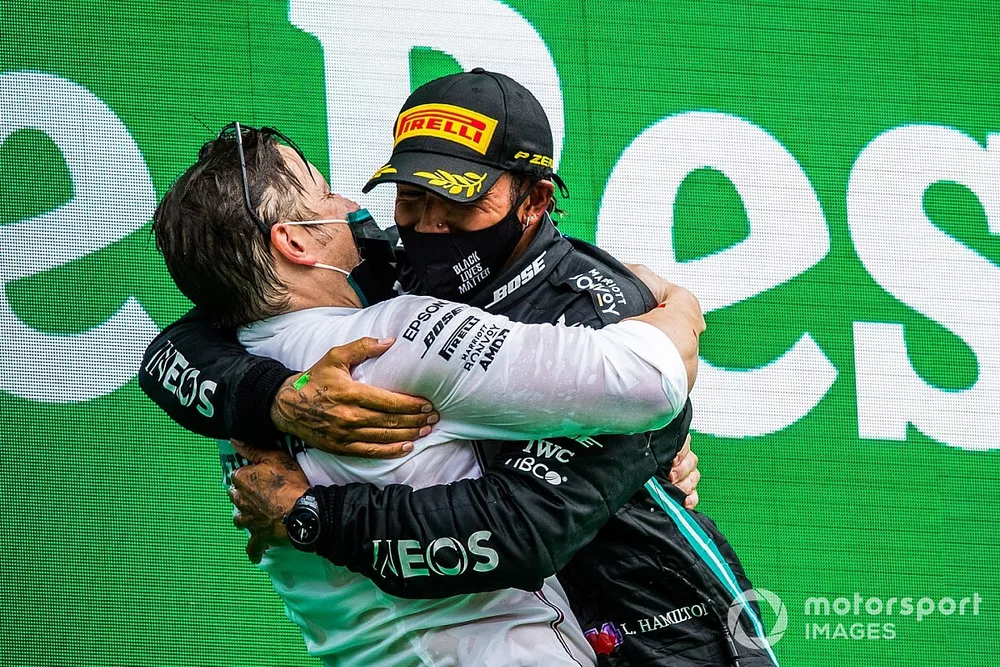 Peter Bonnington, Race Engineer, Mercedes AMG, and Lewis Hamilton, Mercedes-AMG F1, 1st position, celebrate on the podium