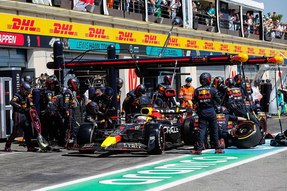 Max Verstappen, Red Bull Racing RB18, maakt een pitstop