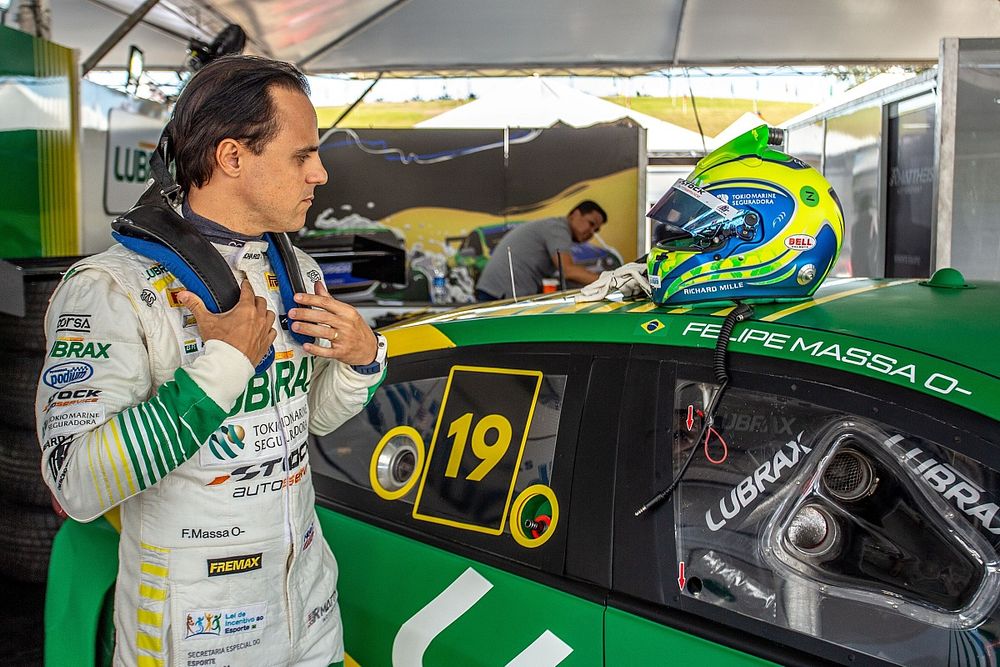 Felipe Massa ao lado de seu carro na Stock Car