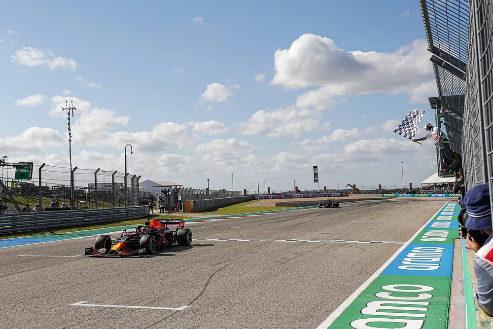 Max Verstappen, Red Bull Racing RB16B, 1&ordf; posici&oacute;n, toma la bandera a cuadros