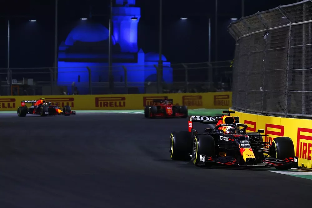 Max Verstappen, Red Bull Racing RB16B, Charles Leclerc, Ferrari SF21, et Sergio Perez, Red Bull Racing RB16B
