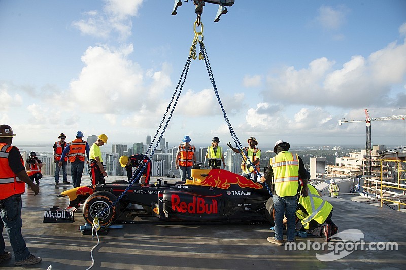 Egy felhőkarcoló tetején pörgött az F1-es Red Bull: Hello, Miami!