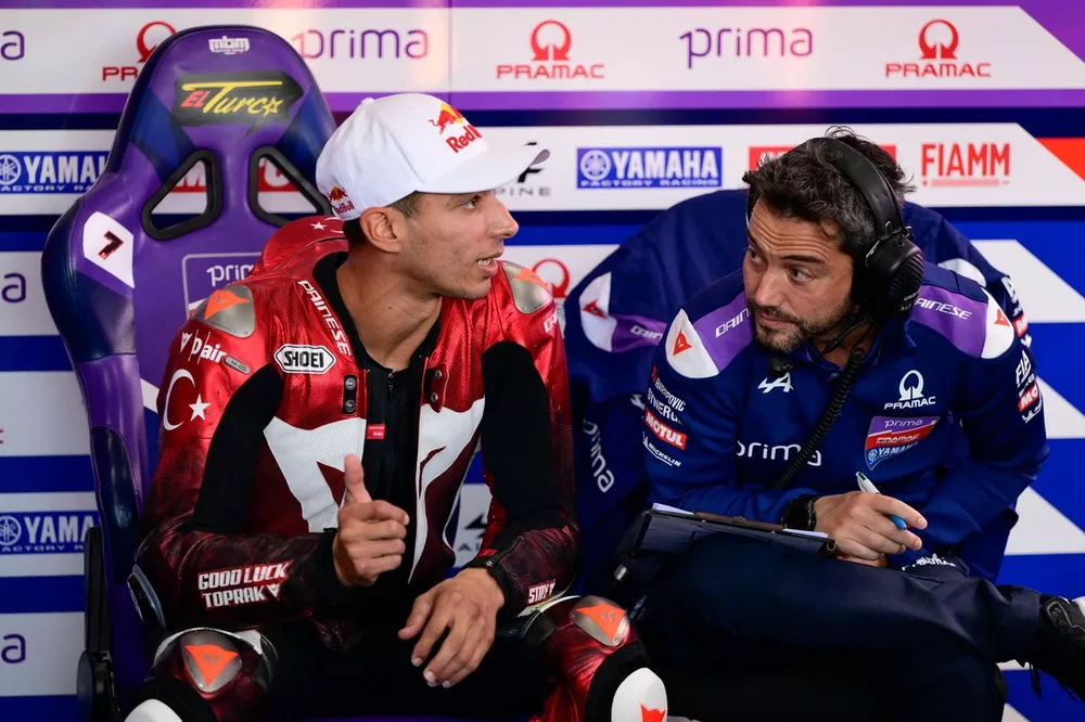 Toprak Razgatlioglu, Pramac Racing, et son chef m&eacute;canicien, Alberto Giribuola
