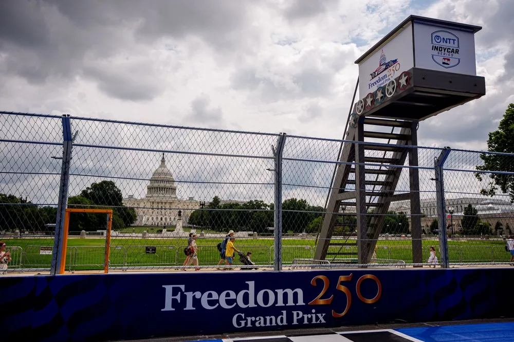 El Capitolio visto desde la l&iacute;nea de meta del circuito de la carrera del Freedom 250 Grand Prix 