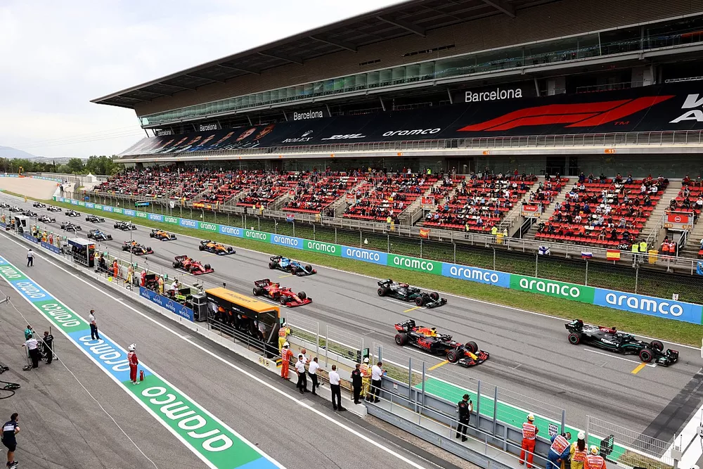 Lewis Hamilton, Mercedes W12, Max Verstappen, Red Bull Racing RB16B, y Valtteri Bottas, Mercedes W12, se preparan en la parrilla para la salida