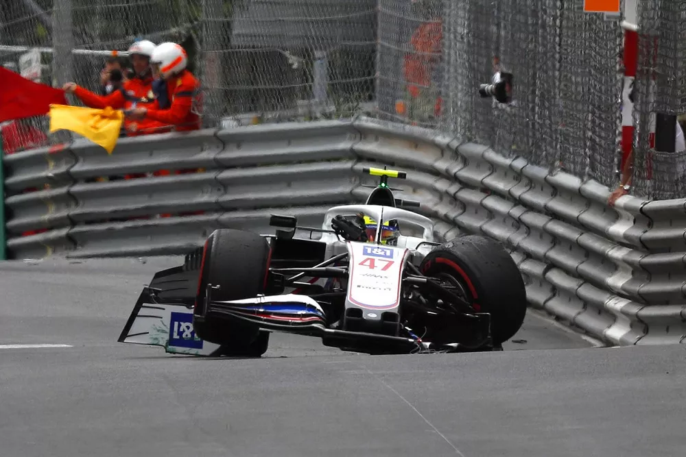 Mick Schumacher, Haas VF-21 choca en la FP3