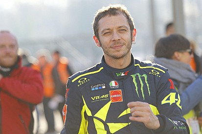 Valentino riceve il Tapiro d'Oro da Striscia la Notizia per non aver vinto gare nel 2018