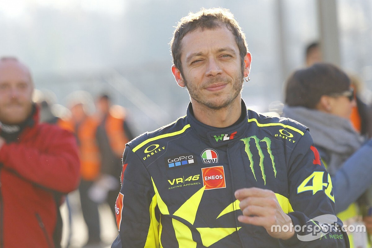 Valentino riceve il Tapiro d'Oro da Striscia la Notizia per non aver vinto gare nel 2018