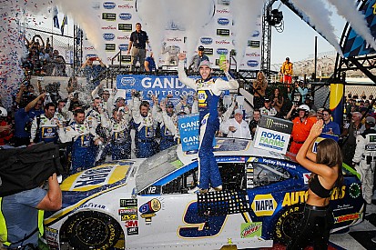 Chase Elliott takes first oval win in dramatic finish at Dover