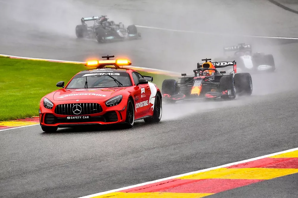 El Safety Car delante de Max Verstappen, Red Bull Racing RB16B, y el resto de la parrilla