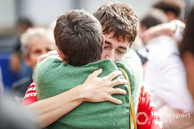 Charles Leclerc, Ferrari, abbraccia la madre di Anthoine Hubert