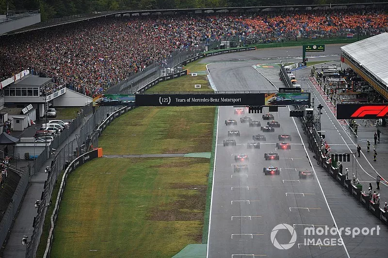 Lewis Hamilton, Mercedes AMG F1 W10, lidera a Valtteri Bottas, Mercedes AMG W10, Max Verstappen, Red Bull Racing RB15, Carlos Sainz Jr, McLaren MCL34, Kimi Raikkonen, Alfa Romeo Racing C38, y el resto del campo en la salida