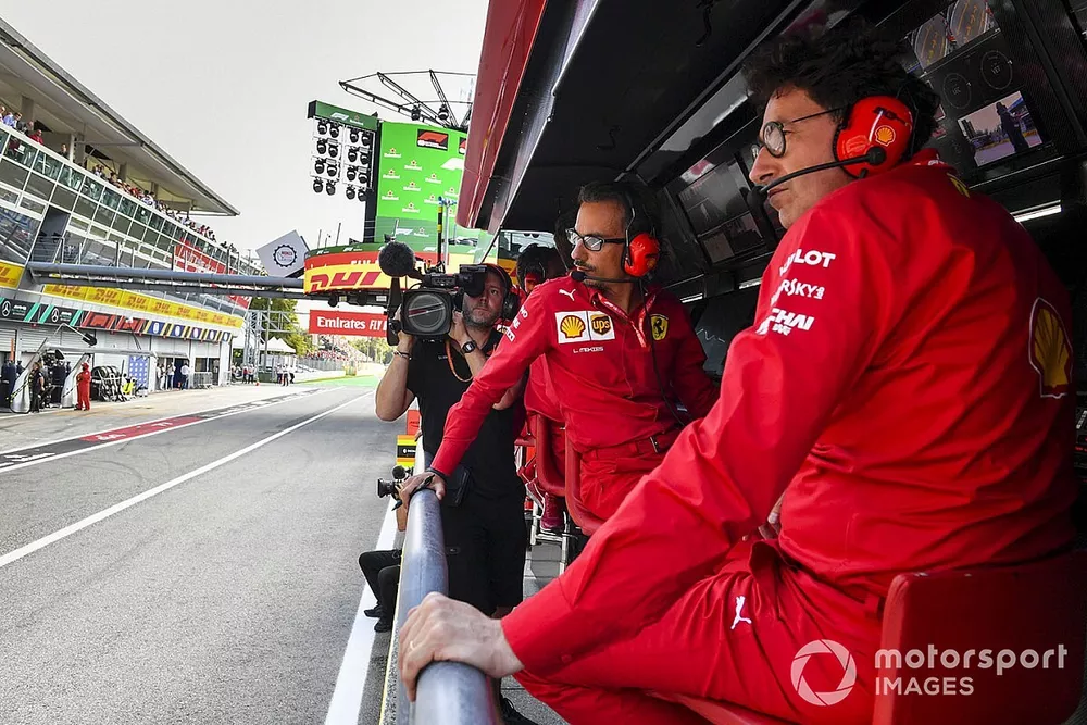 Laurent Mekies, Sporting Director, Ferrari, e Mattia Binotto, Team Principal Ferrari, al pit wall della Ferrari