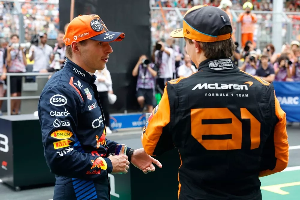 Max Verstappen, Red Bull Racing, met Oscar Piastri, McLaren F1 Team, in Parc Ferme na de kwalificatie