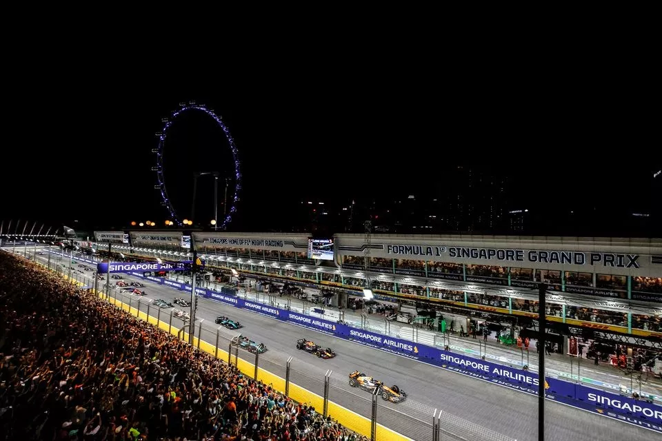Lando Norris, McLaren MCL38, Max Verstappen, Red Bull Racing RB20, Lewis Hamilton, Mercedes F1 W15, George Russell, Mercedes F1 W15, the rest of the field at the start