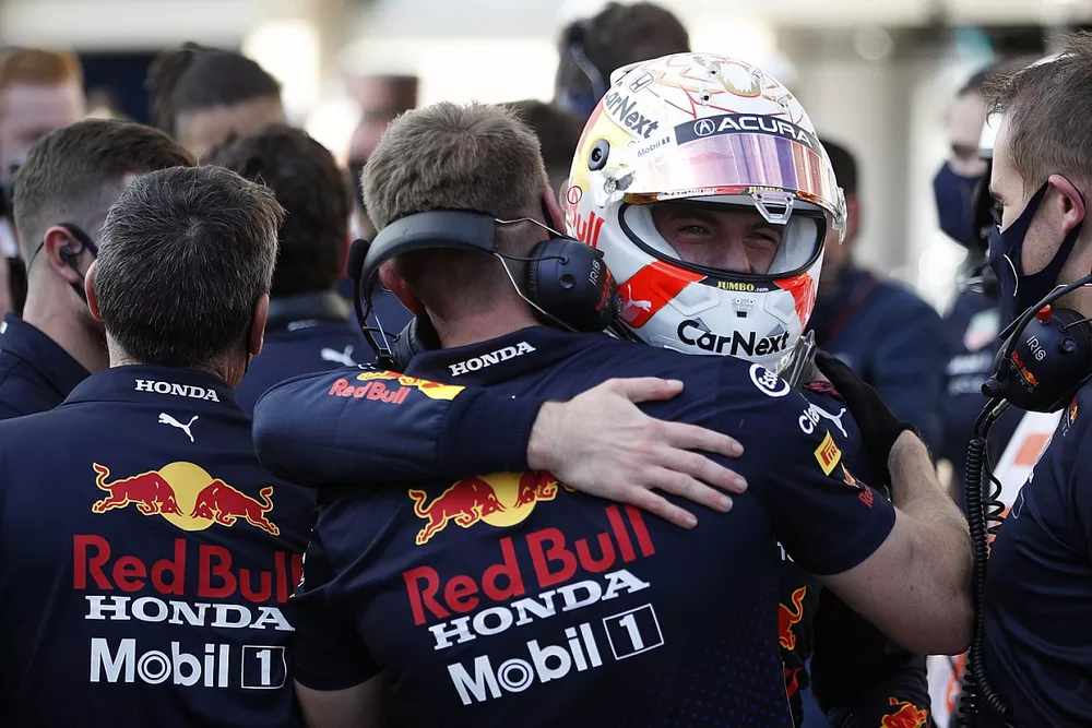 Max Verstappen, Red Bull Racing, f&eacute;licit&eacute; par son &eacute;quipe dans le parc ferm&eacute;