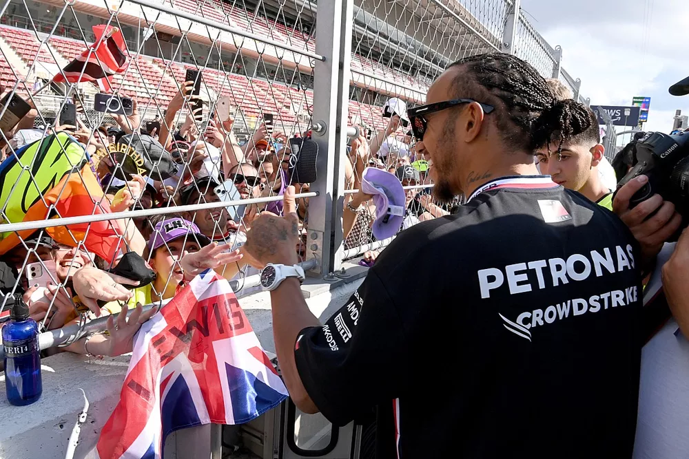Lewis Hamilton, Mercedes-AMG, 2&ordf; posici&oacute;n, firma aut&oacute;grafos para los aficionados tras la carrera