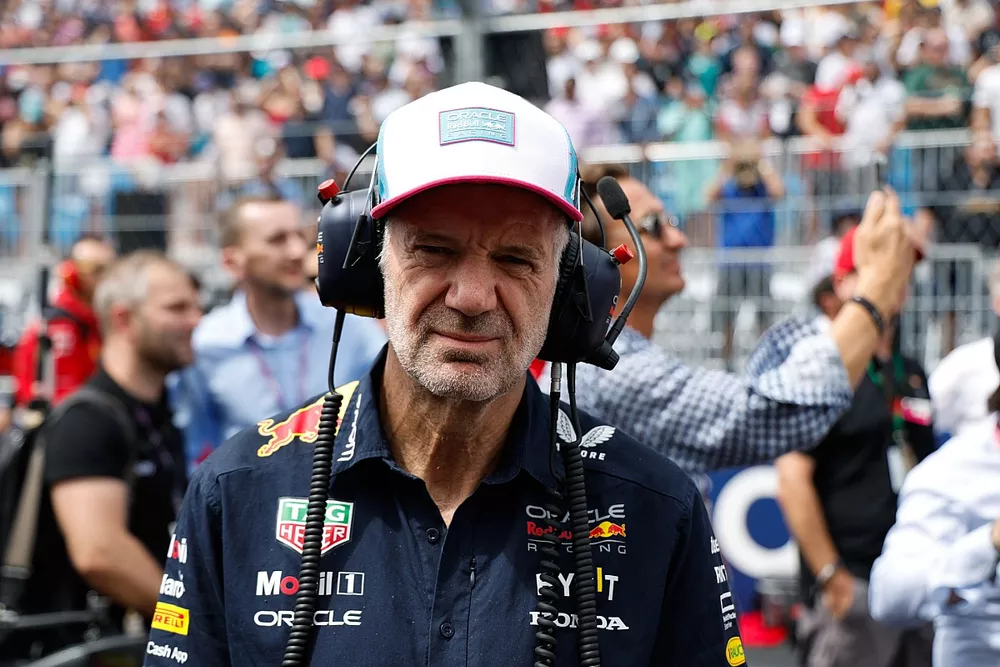Adrian Newey, Director de Tecnolog&iacute;a de Red Bull Racing, en la parrilla