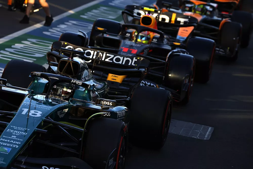 Lance Stroll, Aston Martin AMR23, Sergio Perez, Red Bull Racing RB19, et Lando Norris, McLaren MCL60, dans la voie des stands