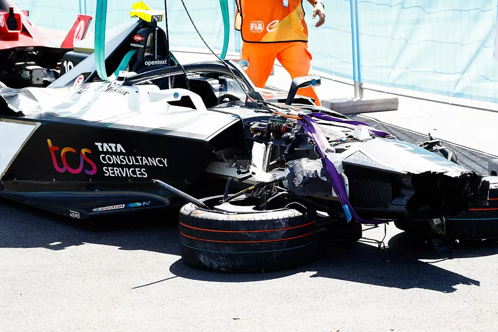 I commissari rimuovono la vettura di Sam Bird, Jaguar Racing, Jaguar I-TYPE 6, con una gru dopo un grosso incidente al 9&deg; giro