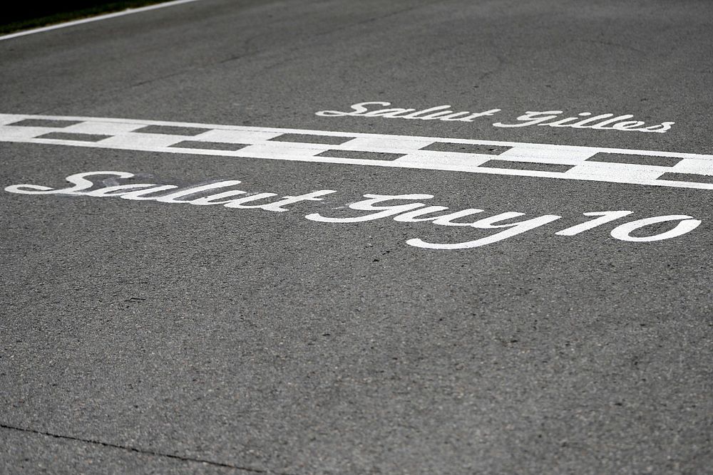 La línea de salida/meta en honor a los fallecidos Gilles Villeneuve y Guy LaFleur 