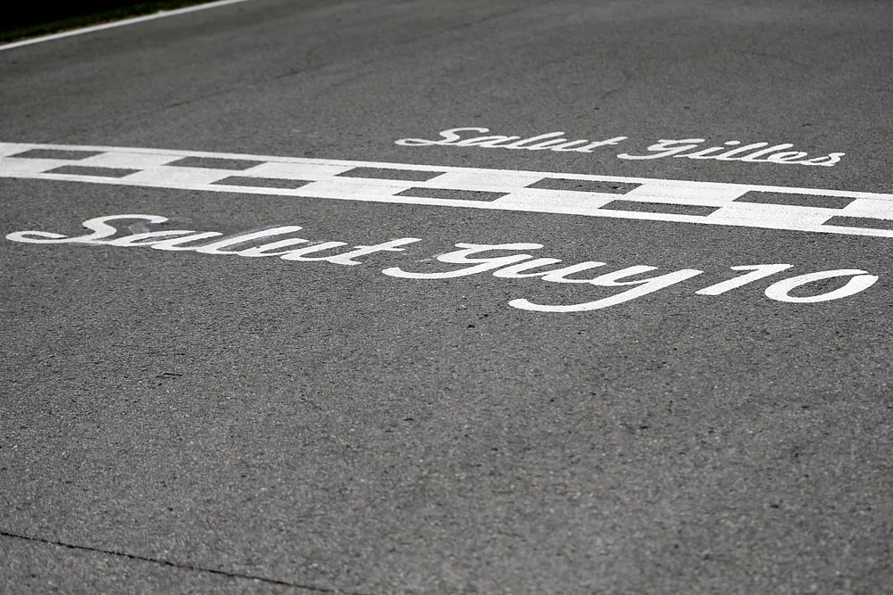 La linea di partenza/arrivo in onore dei compianti Gilles Villeneuve e Guy LaFleur 