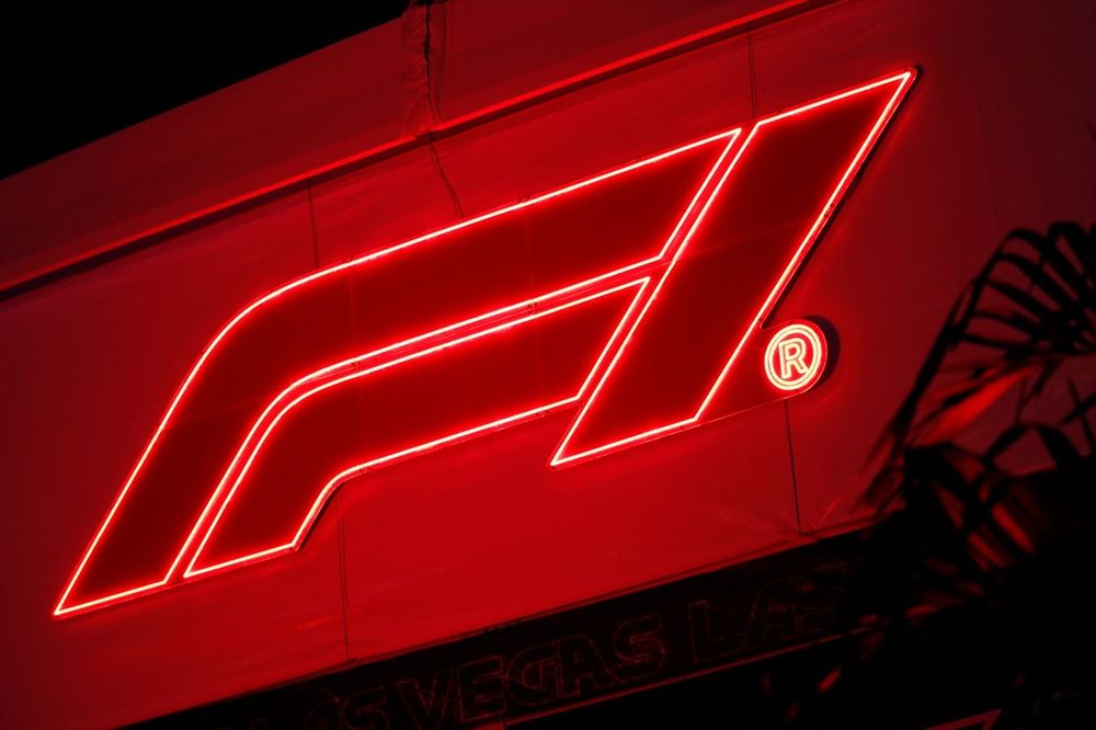 El logotipo de la F1 de neón en el paddock