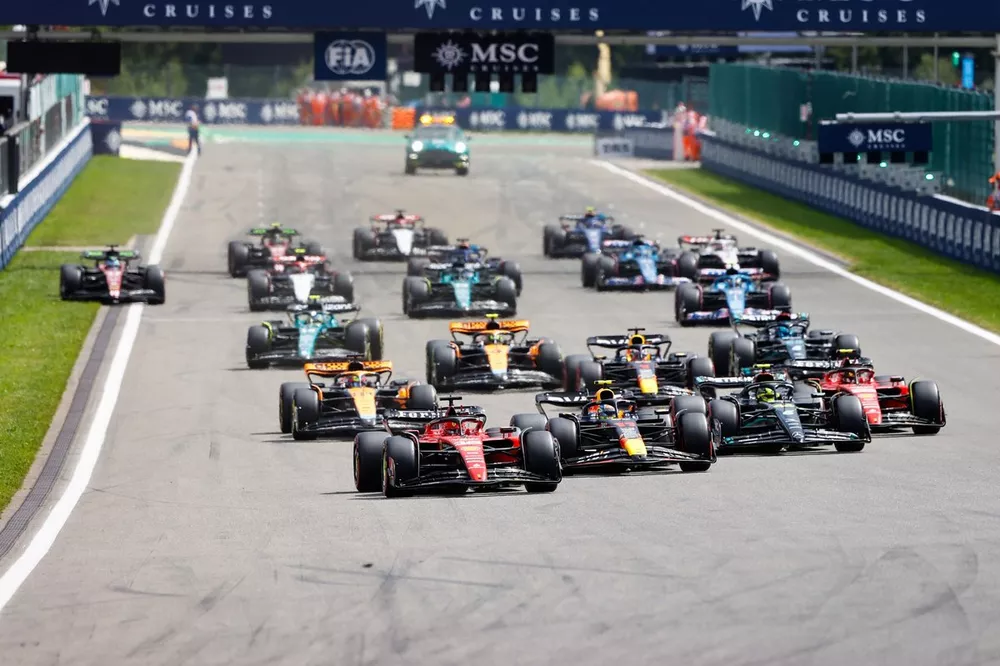 Charles Leclerc leidt bij de start van de Belgische Grand Prix.