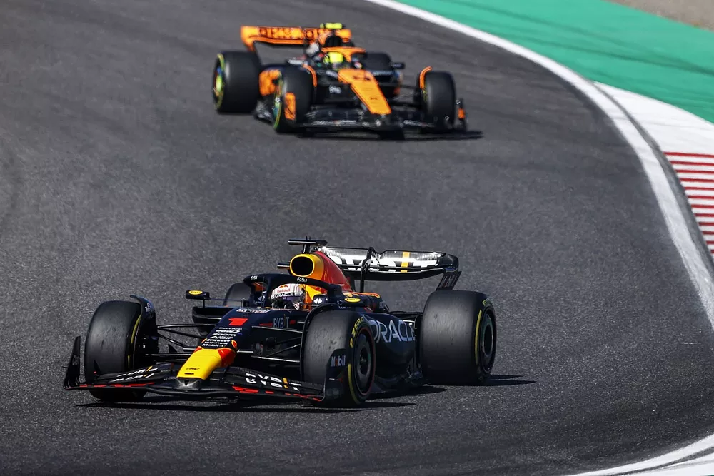 Max Verstappen, Red Bull Racing RB19, Lando Norris, McLaren MCL60
