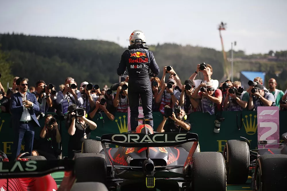 Max Verstappen, Red Bull Racing, f&ecirc;te sa victoire en arrivant dans le parc ferm&eacute;