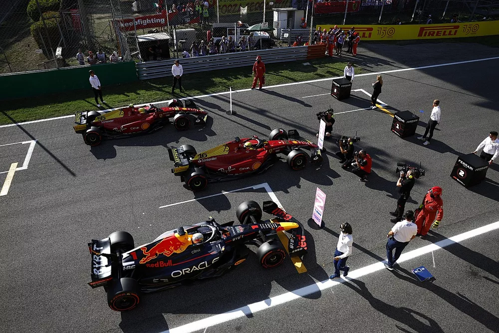 Max Verstappen, Red Bull Racing RB18, el Ganador de la pole Charles Leclerc, Ferrari F1-75, Carlos Sainz, Ferrari F1-75, en la parrilla al final de la clasificaci&oacute;n