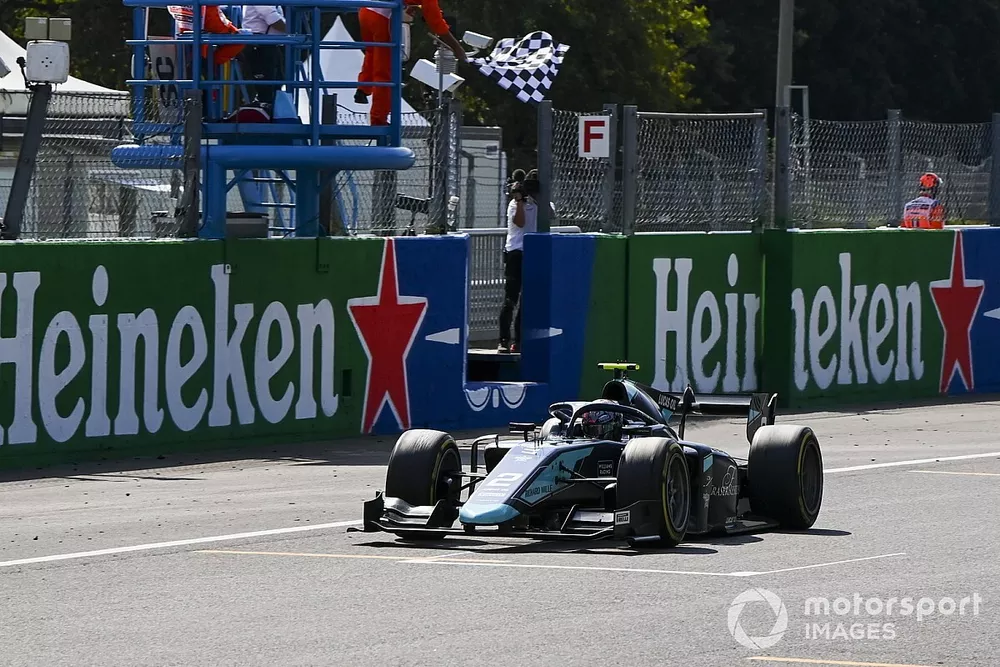 Race Winner Dan Ticktum, Dams crosses the finish line 