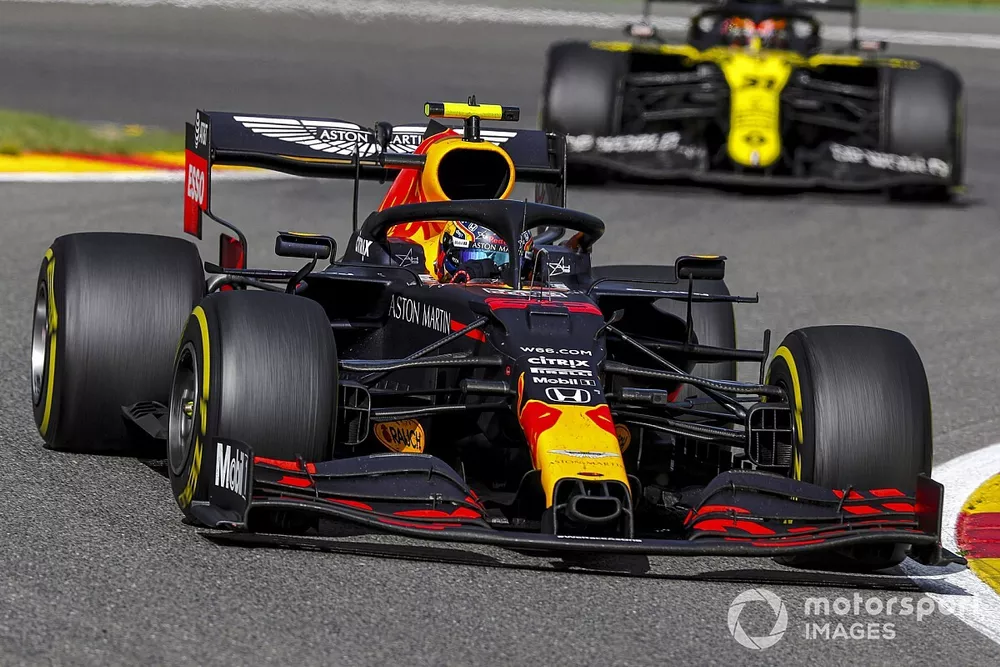 Alex Albon, Red Bull Racing RB16, Esteban Ocon, Renault F1 Team R.S.20