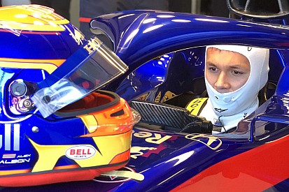 Албон проїхав перші кілометри за кермом Toro Rosso