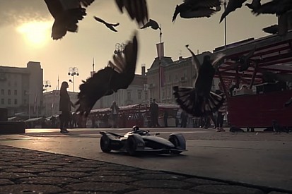 EPIC utcai harc egy távirányítós Formula E autóval: videó