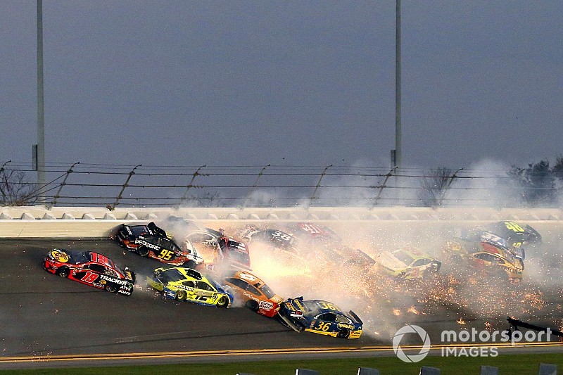 Ha valami, ez tömegkarambol: 21 NASCAR-autó ütközött Daytonában