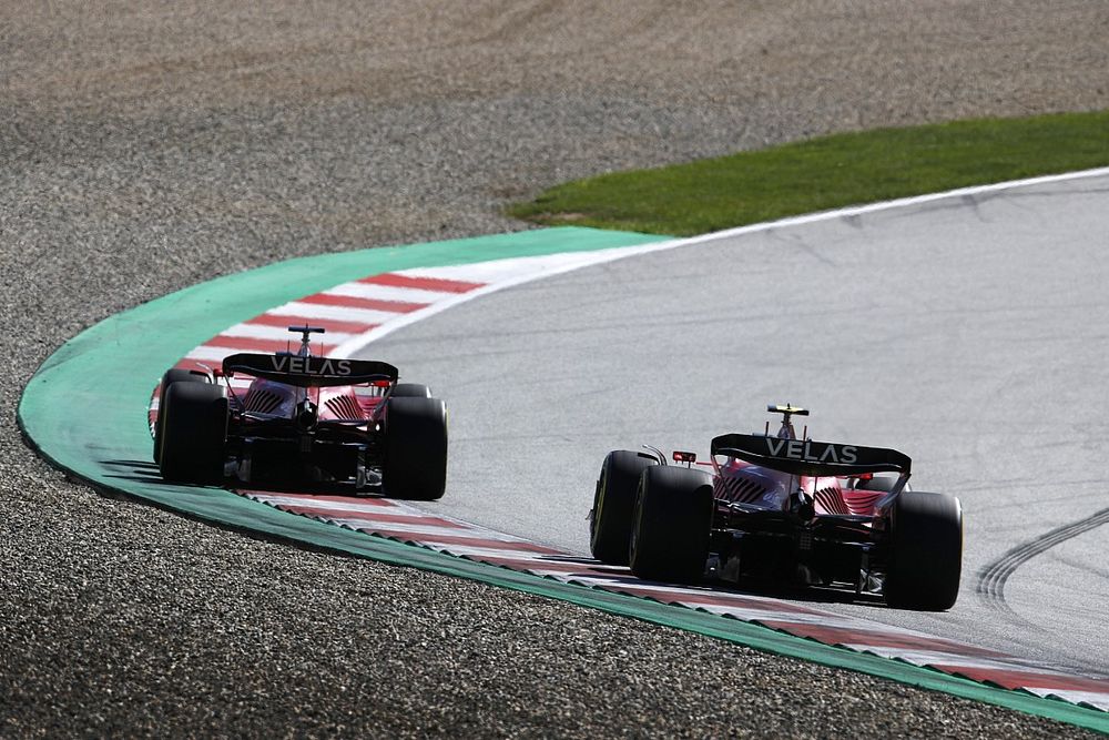 Charles Leclerc, Ferrari F1-75, lucha con Carlos Sainz, Ferrari F1-75
