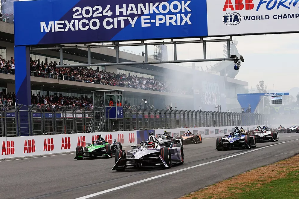 Pascal Wehrlein, Porsche, Porsche 99X Electric Gen3, Sebastien Buemi, Envision Racing, Jaguar I-TYPE 6, Mitch Evans, Jaguar Racing, Jaguar I-TYPE 6, Nick Cassidy, Jaguar TCS Racing, Jaguar I-TYPE 6, Jake Hughes, McLaren, e-4ORCE 04, il resto dello schieramento alla partenza