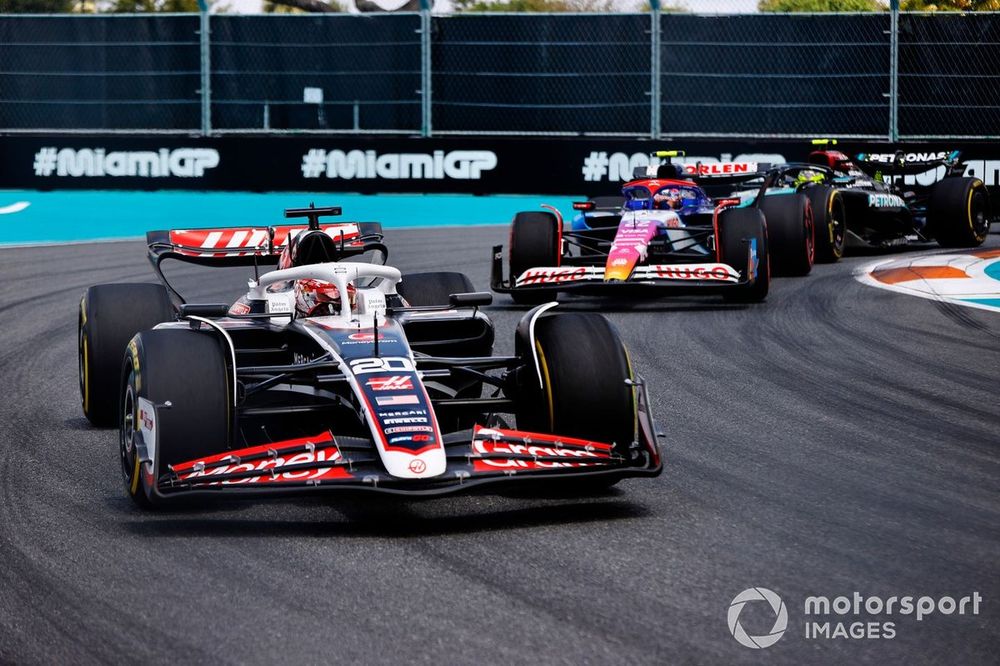 Kevin Magnussen, Haas VF-24, Yuki Tsunoda, RB F1 Team VCARB 01, Lewis Hamilton, Mercedes F1 W15