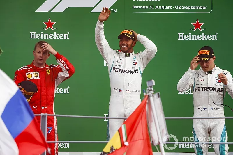 Kimi Raikkonen, Ferrari, Lewis Hamilton, Mercedes AMG F1, y Valtteri Bottas, Mercedes AMG F1