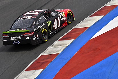 Kurt Busch resiste ad Allmendinger e conquista la pole al Charlotte Roval