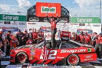 Brad Keselowski gana una emocionante carrera en Darlington