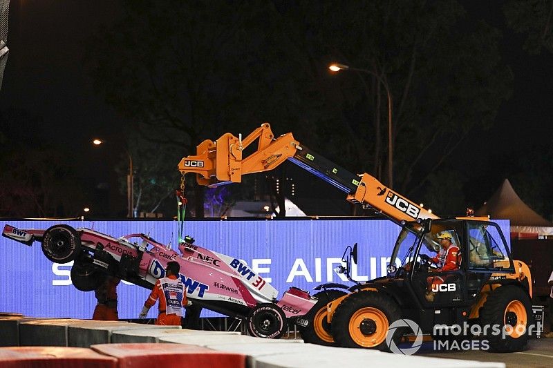 Marshals remove the damaged car of Esteban Ocon, Racing Point Force India VJM11