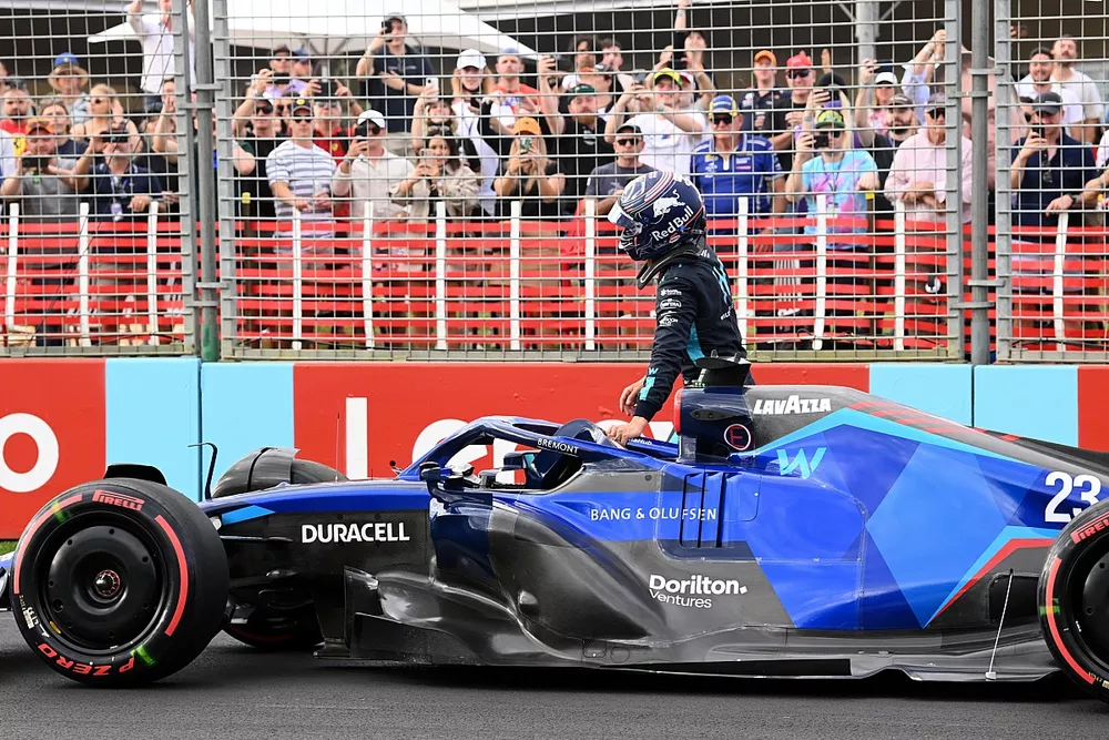 Marshals assist Alex Albon, Williams FW44, after a breakdown in Qualifying