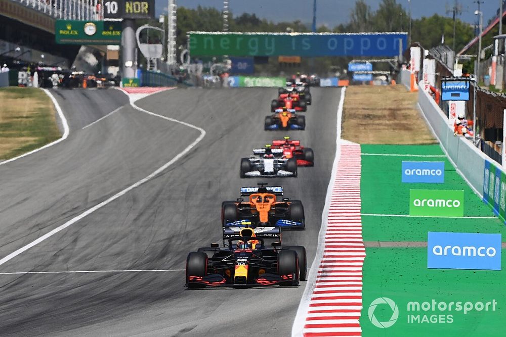 Alex Albon, Red Bull Racing RB16, leads Carlos Sainz Jr., McLaren MCL35, and Pierre Gasly, AlphaTauri AT01
