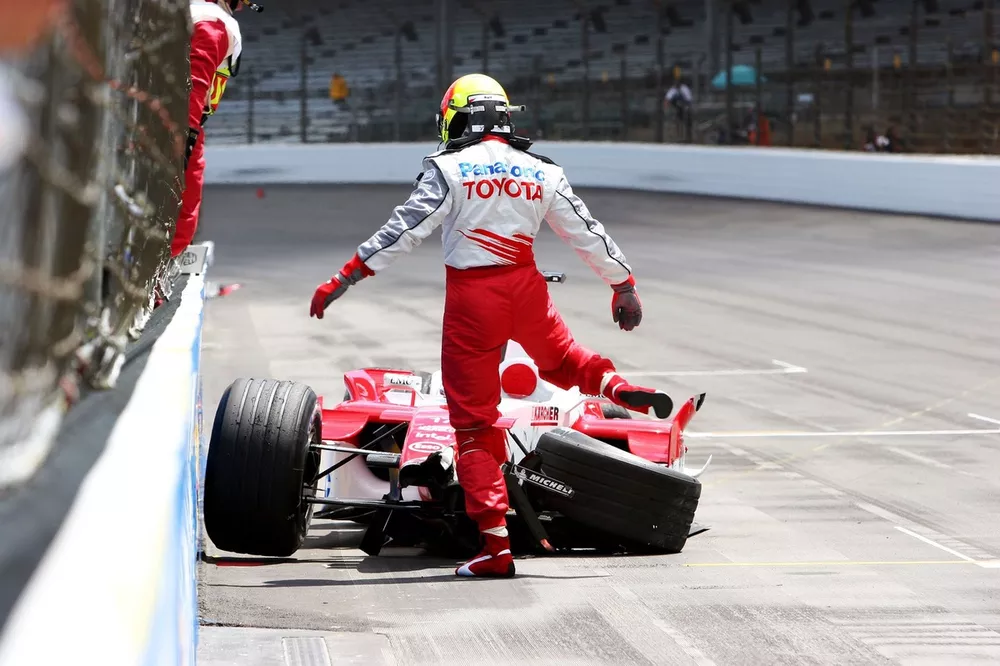 Ralf Schumacher,  geeft een trap tegen zijn Toyota TF105